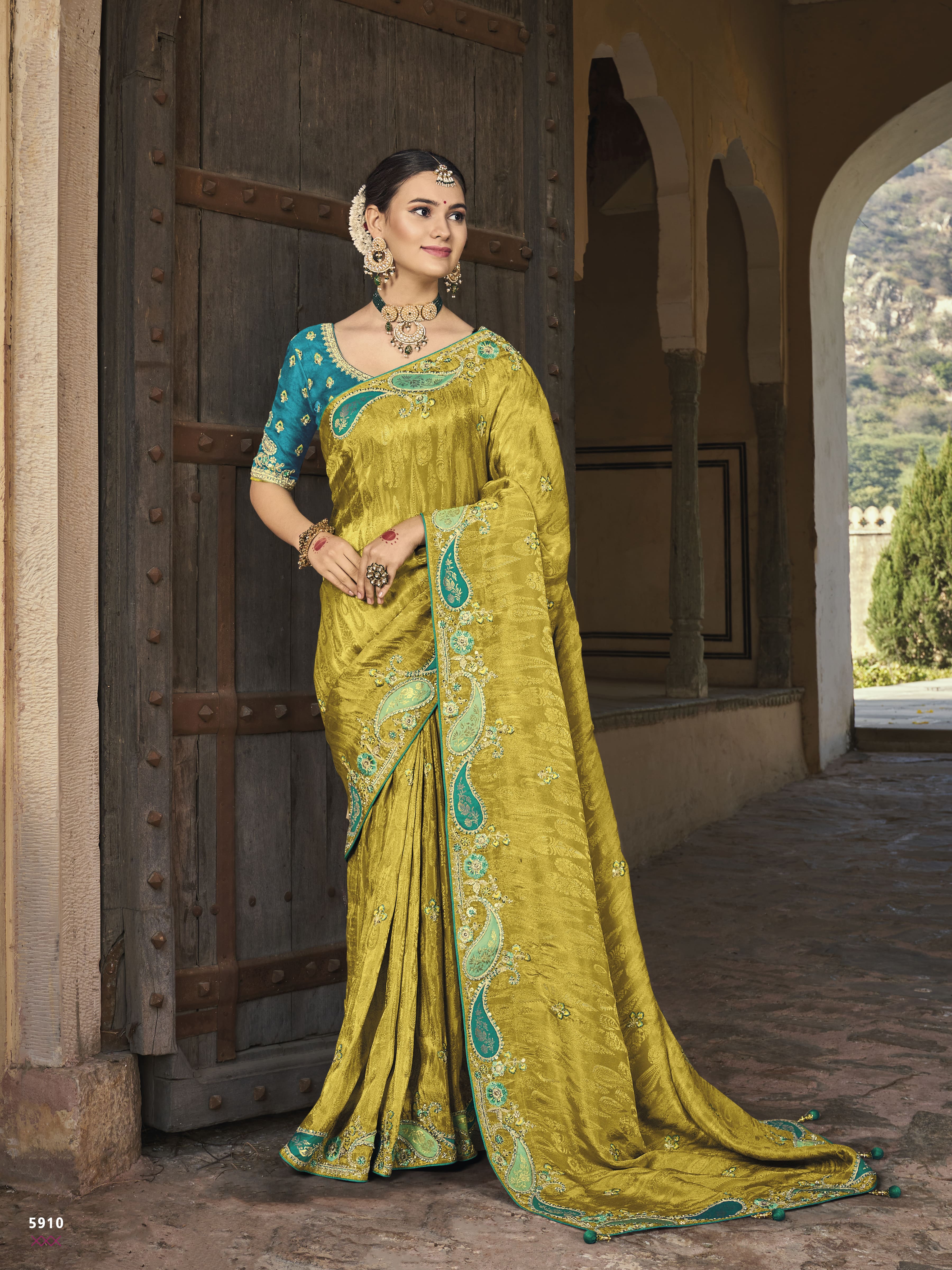 Amritaa_7481 Make it a contemporary... - Laxmipati Sarees | Facebook